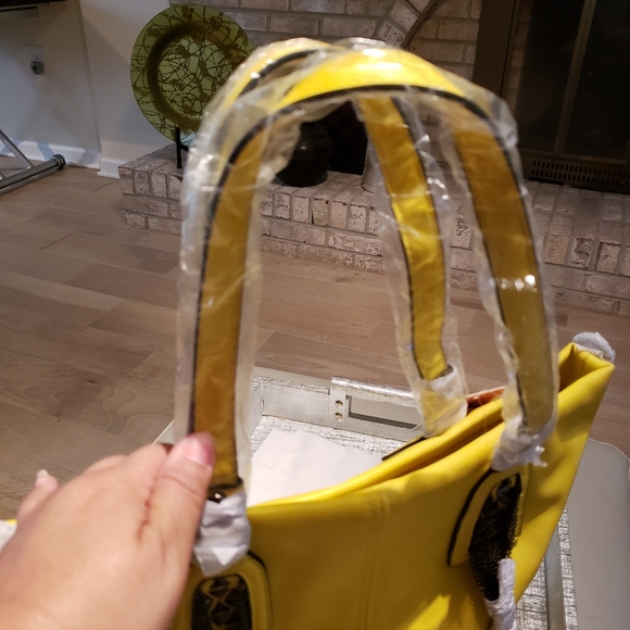 Beautiful Bright Yellow Purse - Picture 6 of 8